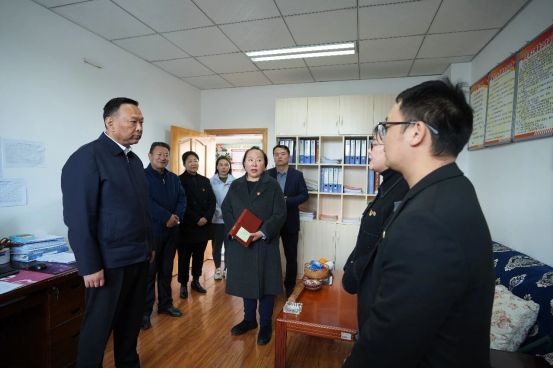 巴塔在市委统战部调研