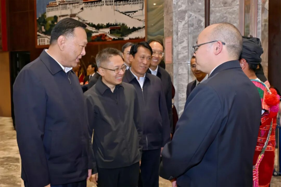 市委领导看望参加林芝市两会的人大代表和政协委员