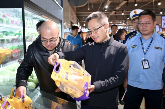 尹李峰带队开展节前食品安全及安全生产调研督导