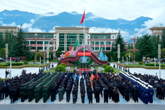 林芝市举行庆祝中华人民共和国成立77周年“升国旗 唱国歌”仪式